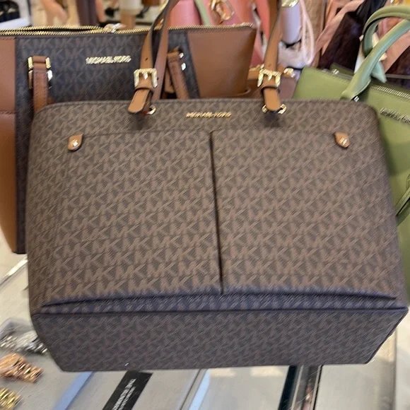 MICHAEL KORS JET SET TRAVEL MEDIUM DOUBLE POCKET TOTE 
BROWN SIGNATURE
NWT - Picture 2 of 16